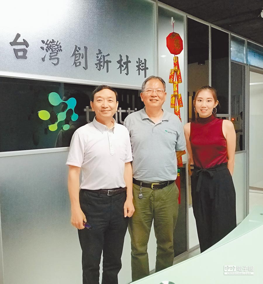 台灣創新材料董事長李志賢（中）說目前細胞療法逐漸開放，對細胞培養支架的需求與日俱增